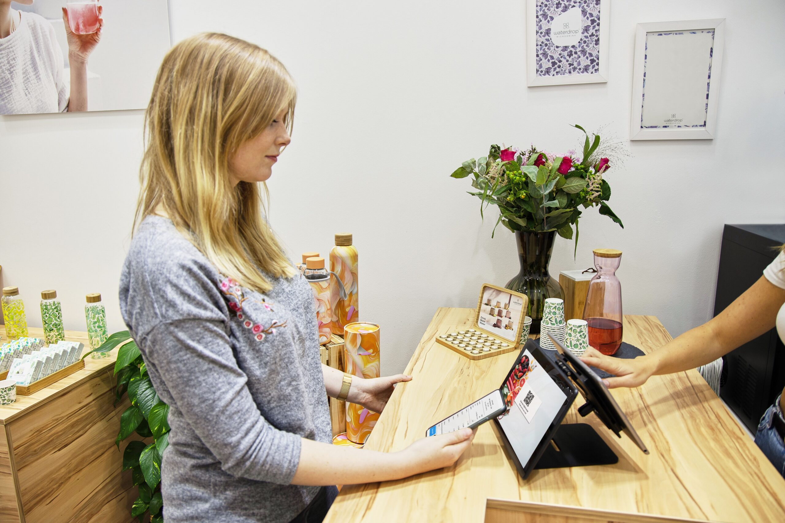 Cliente à l'accueil d'un salon de beauté