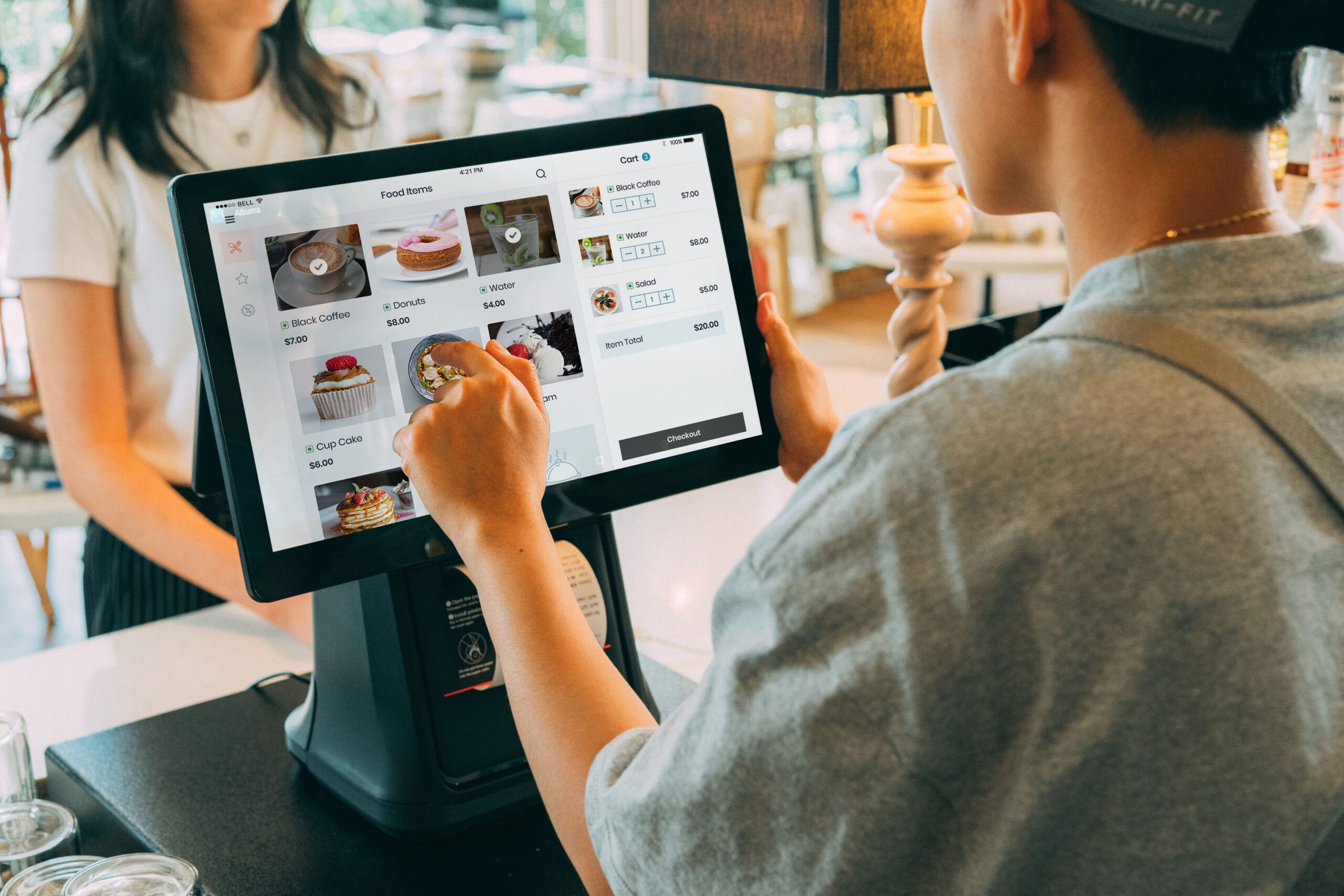 Encaissement et logiciel de caisse au comptoir d'un salon