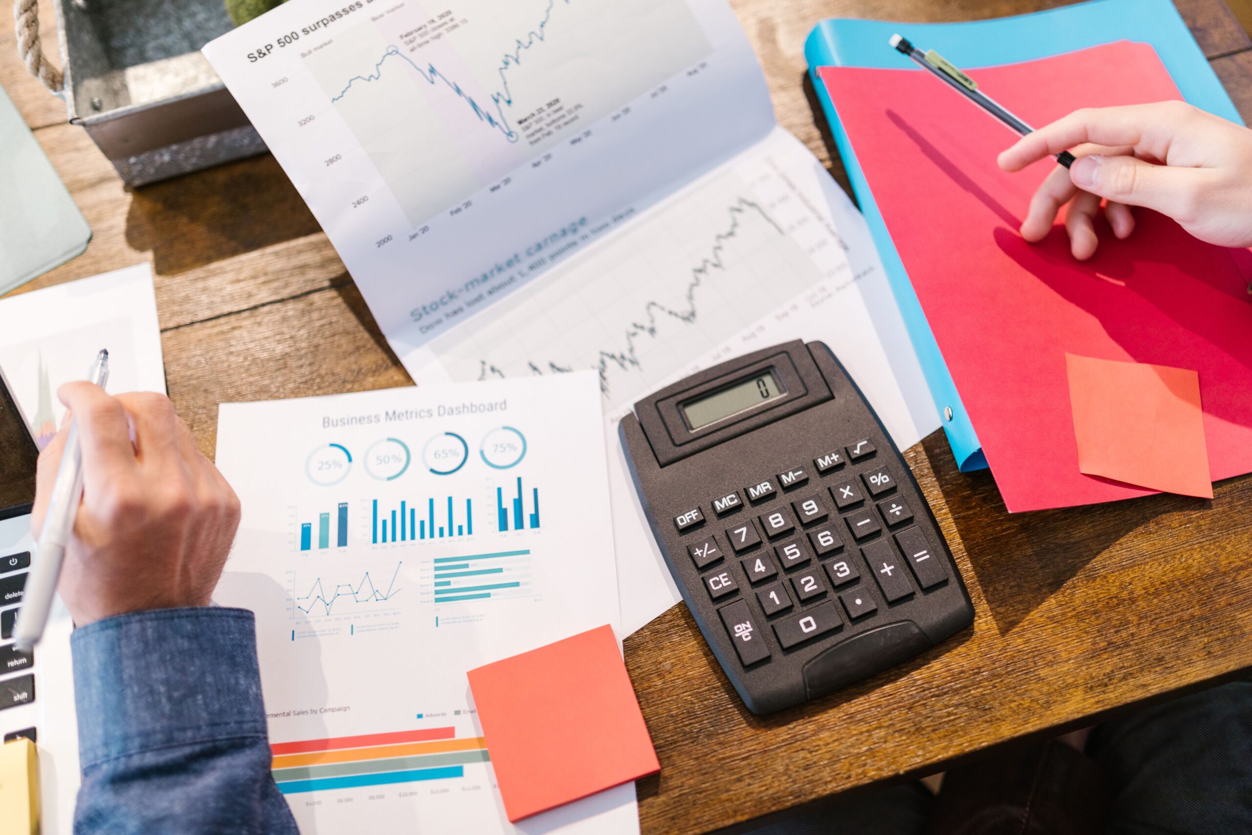 Documents et dossiers professionnels sur un bureau