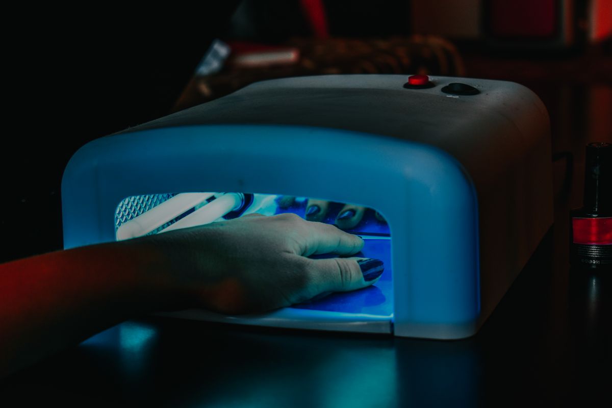 Vernis semi-permanent et allergie à l&rsquo;HEMA : ce que les prothésistes et esthéticiennes doivent savoir