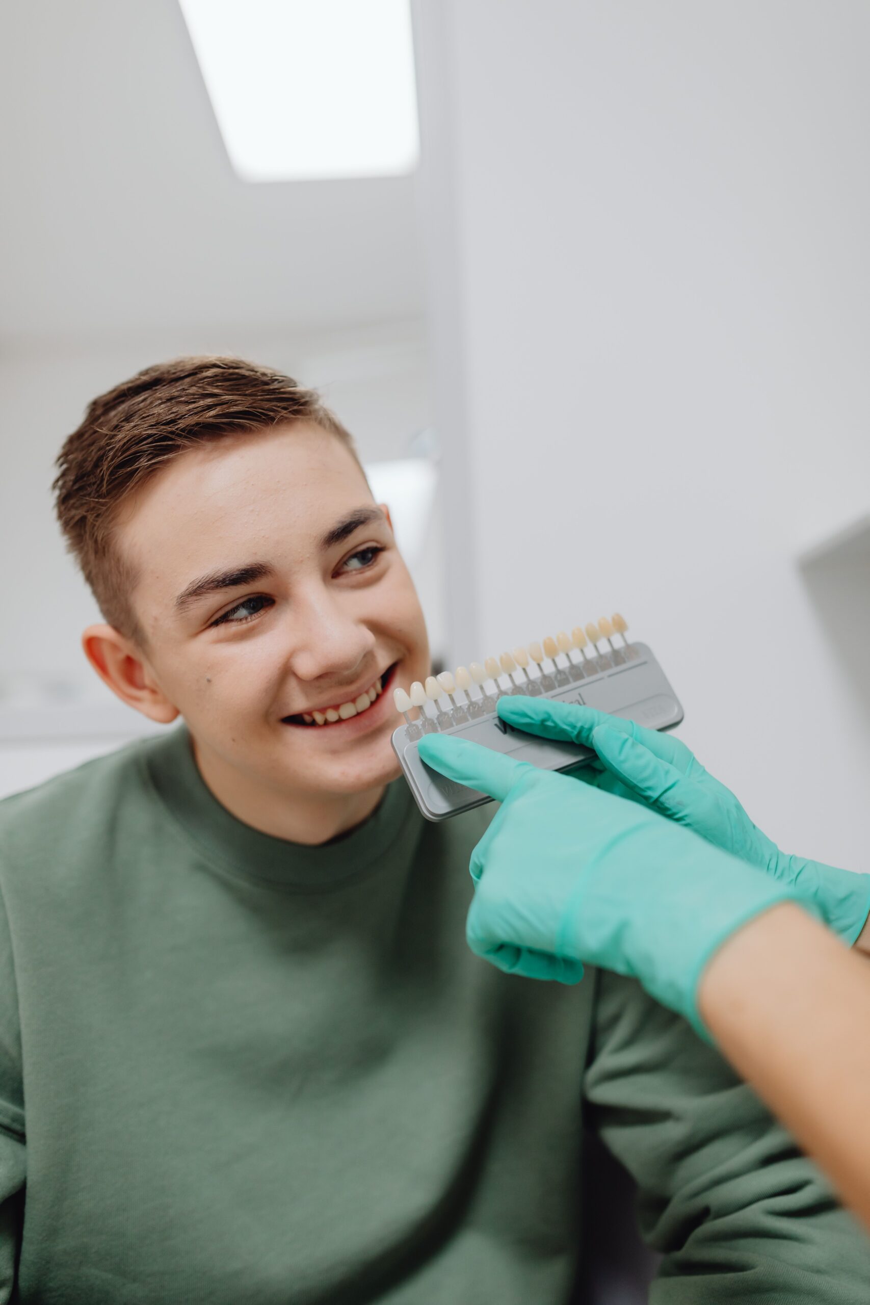 Comparateur de teinte utilisé pour le blanchiment des dents
