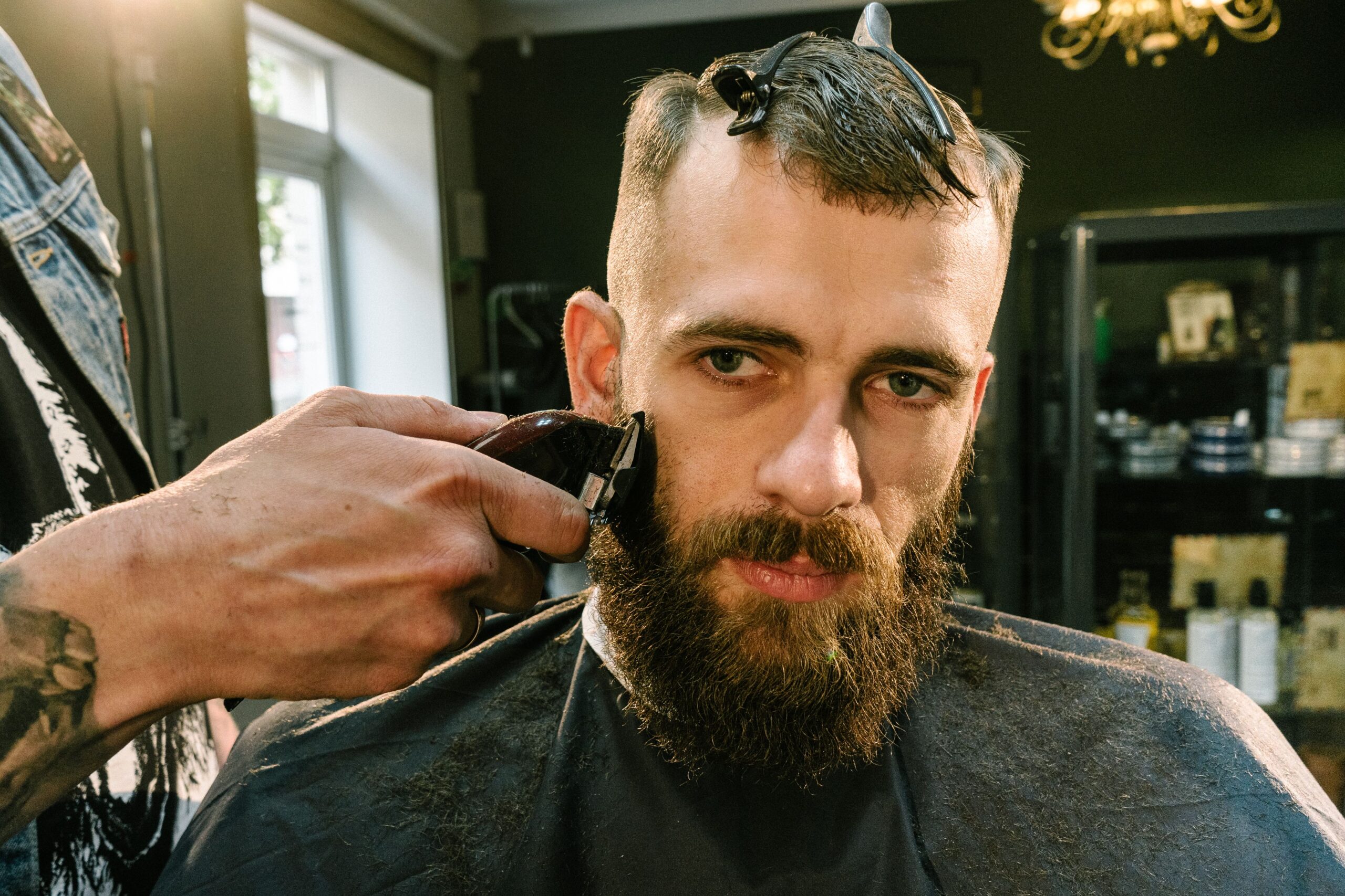 Barbier rasant la barbe d'un client
