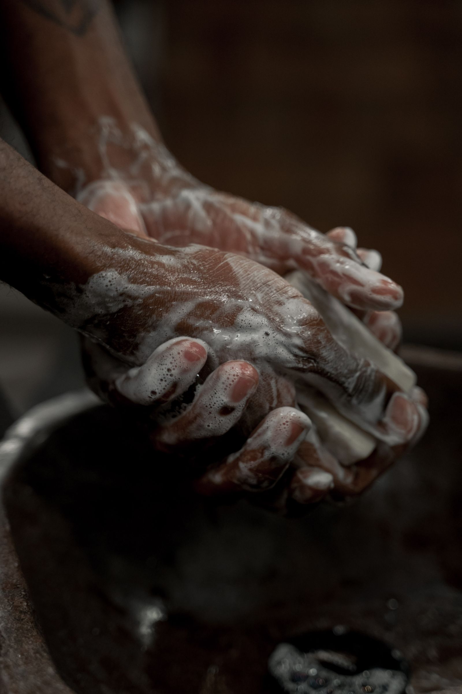 Personne se lavant les mains, geste d'hygiène