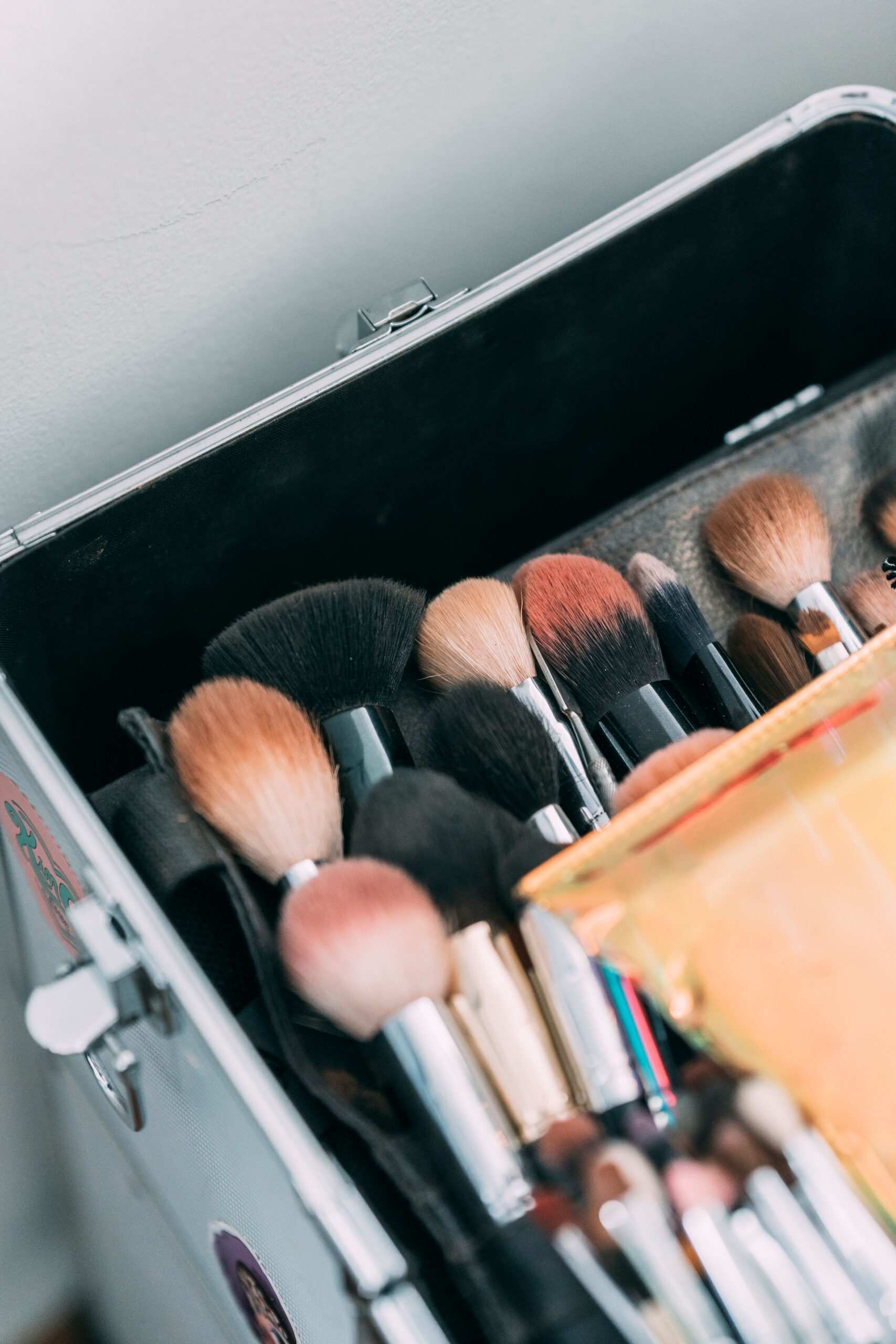 Devenir maquilleur·se professionnel·le : métier, formation, débouchés