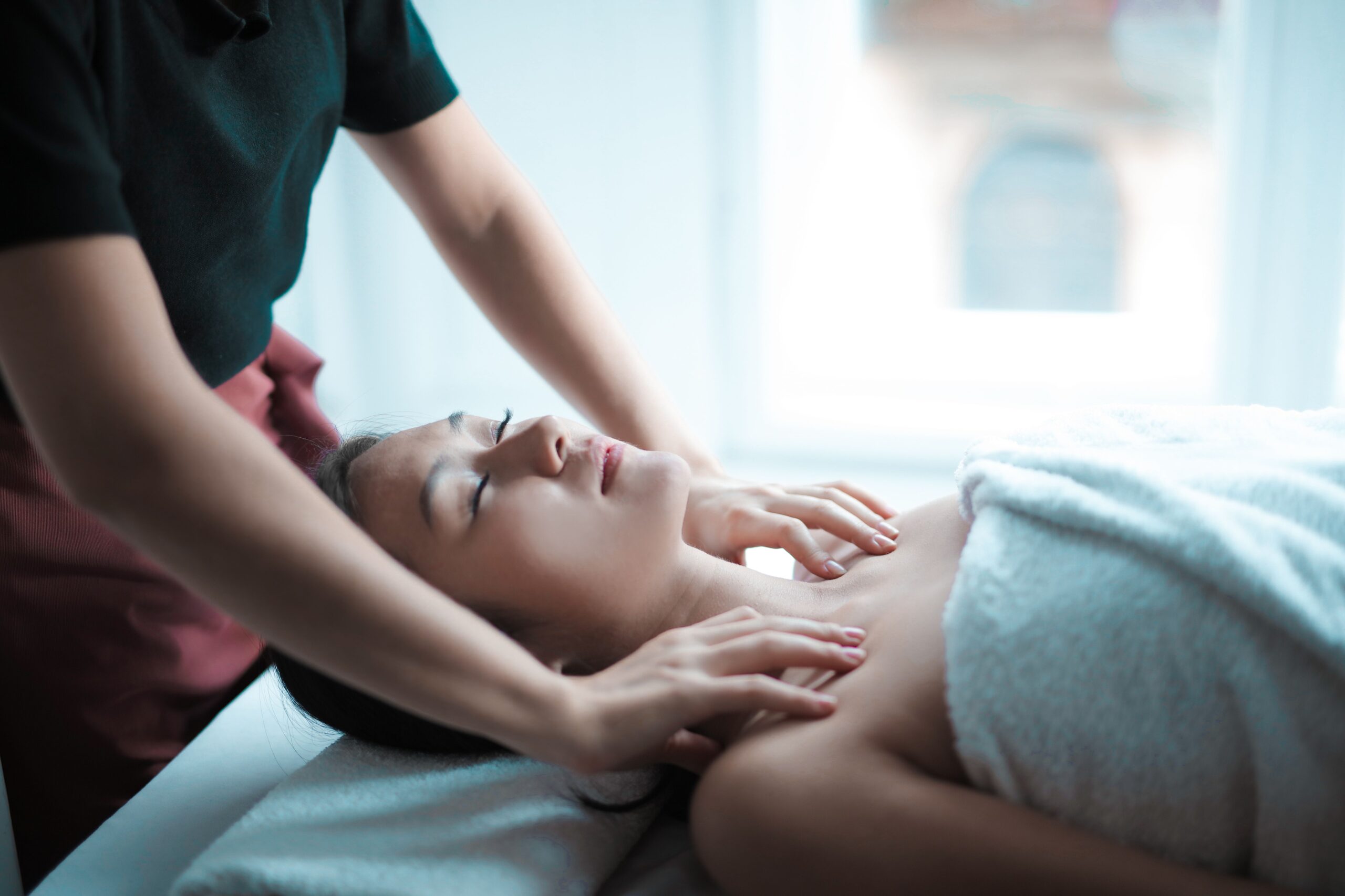 Devenir masseur·se bien-être : cadre légal, formation et limites