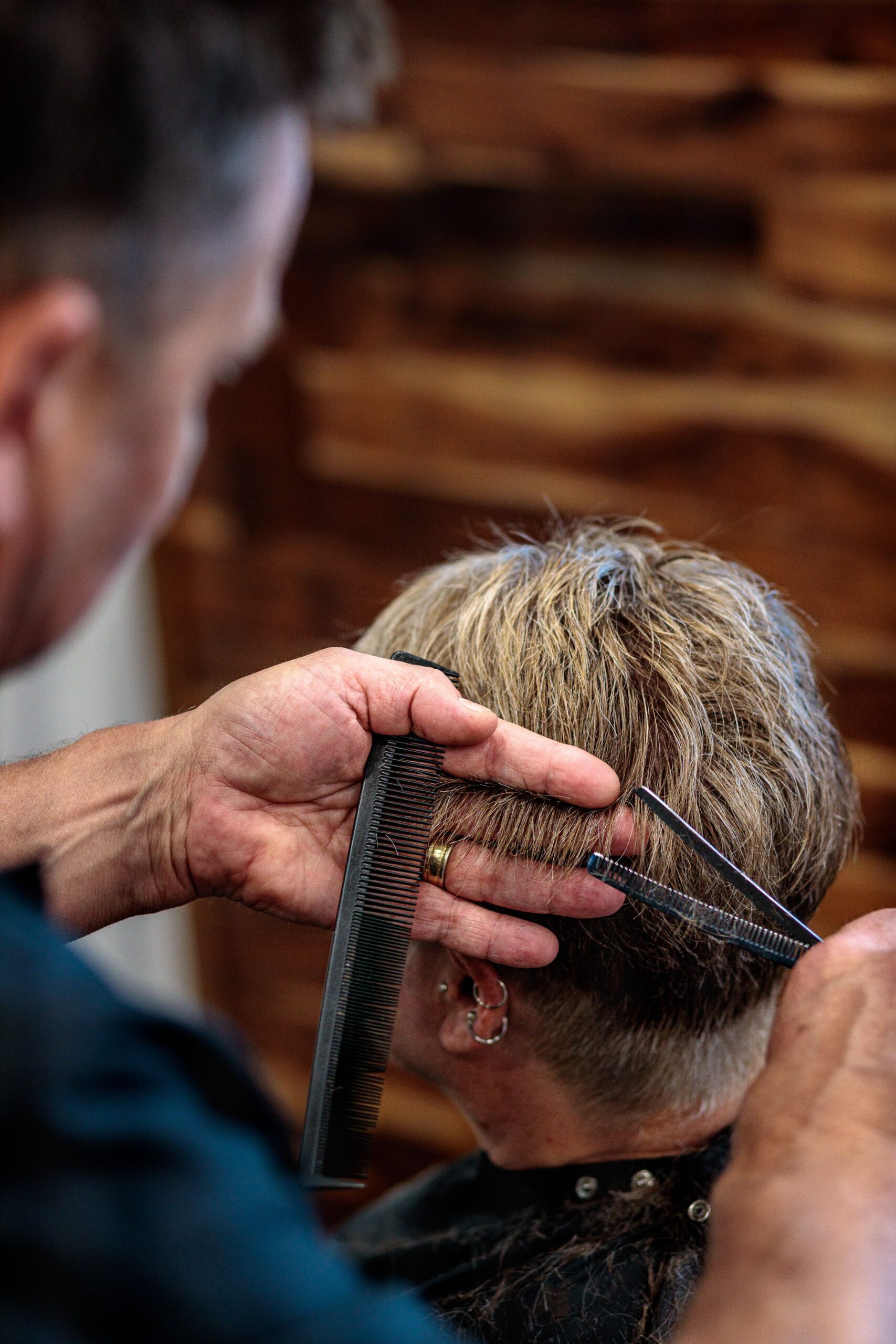 Personne se faisant couper les cheveux en salon