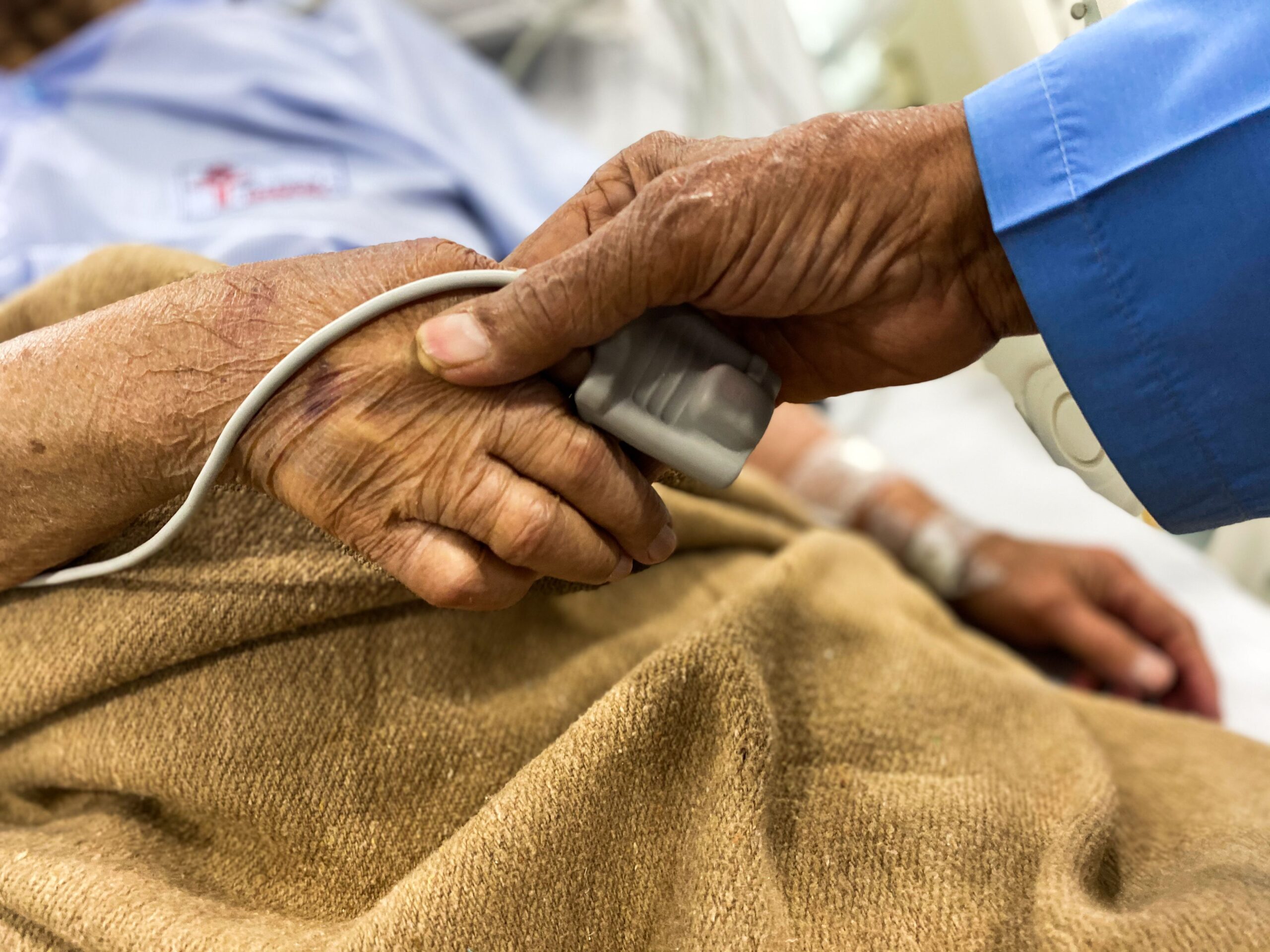 Main réconfortant celle d'une personne âgée