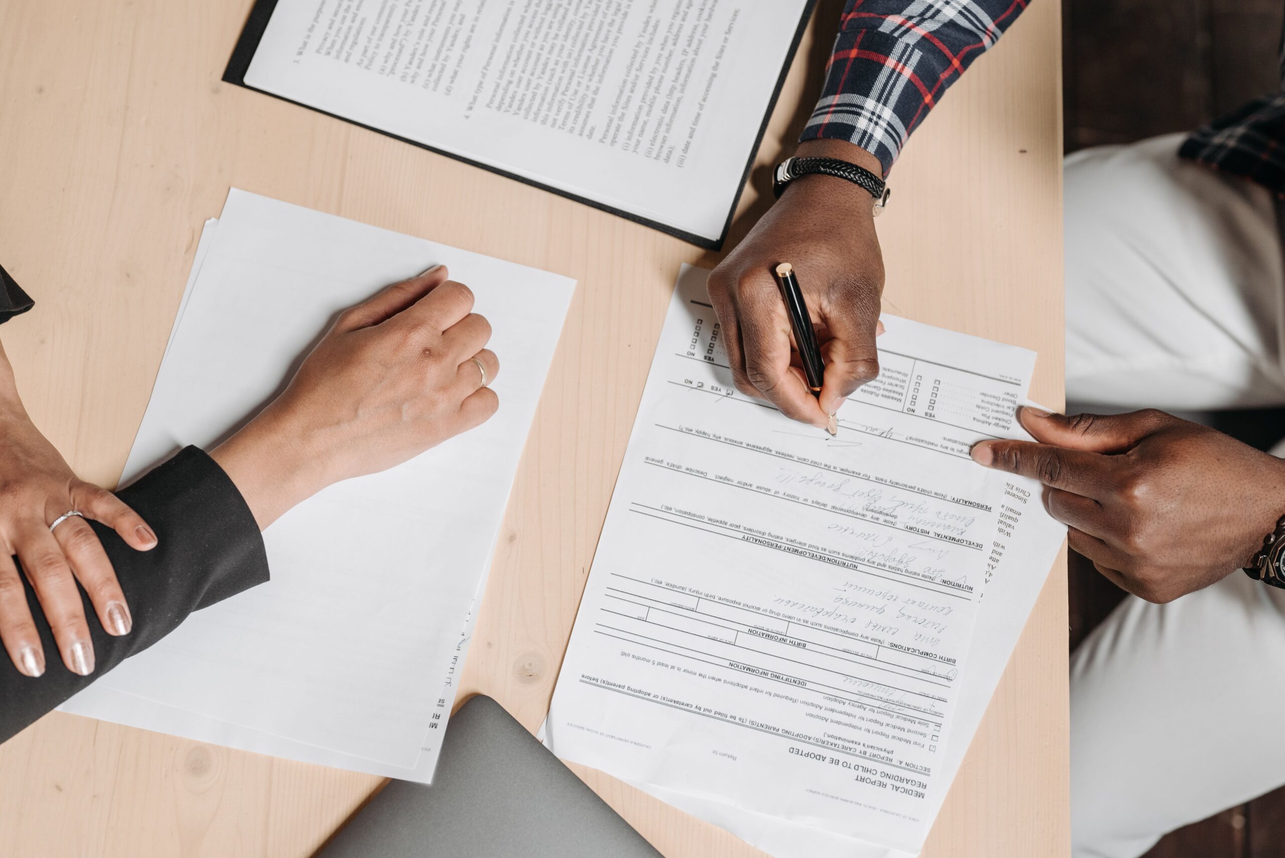Personnes travaillant sur des documents à un bureau