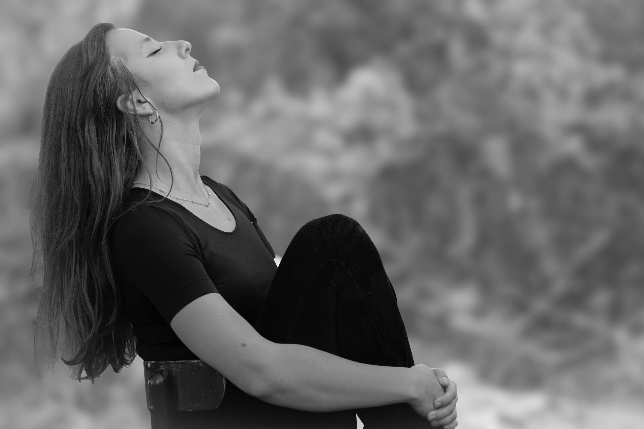 Femme pratiquant un exercice de respiration de cohérence cardiaque