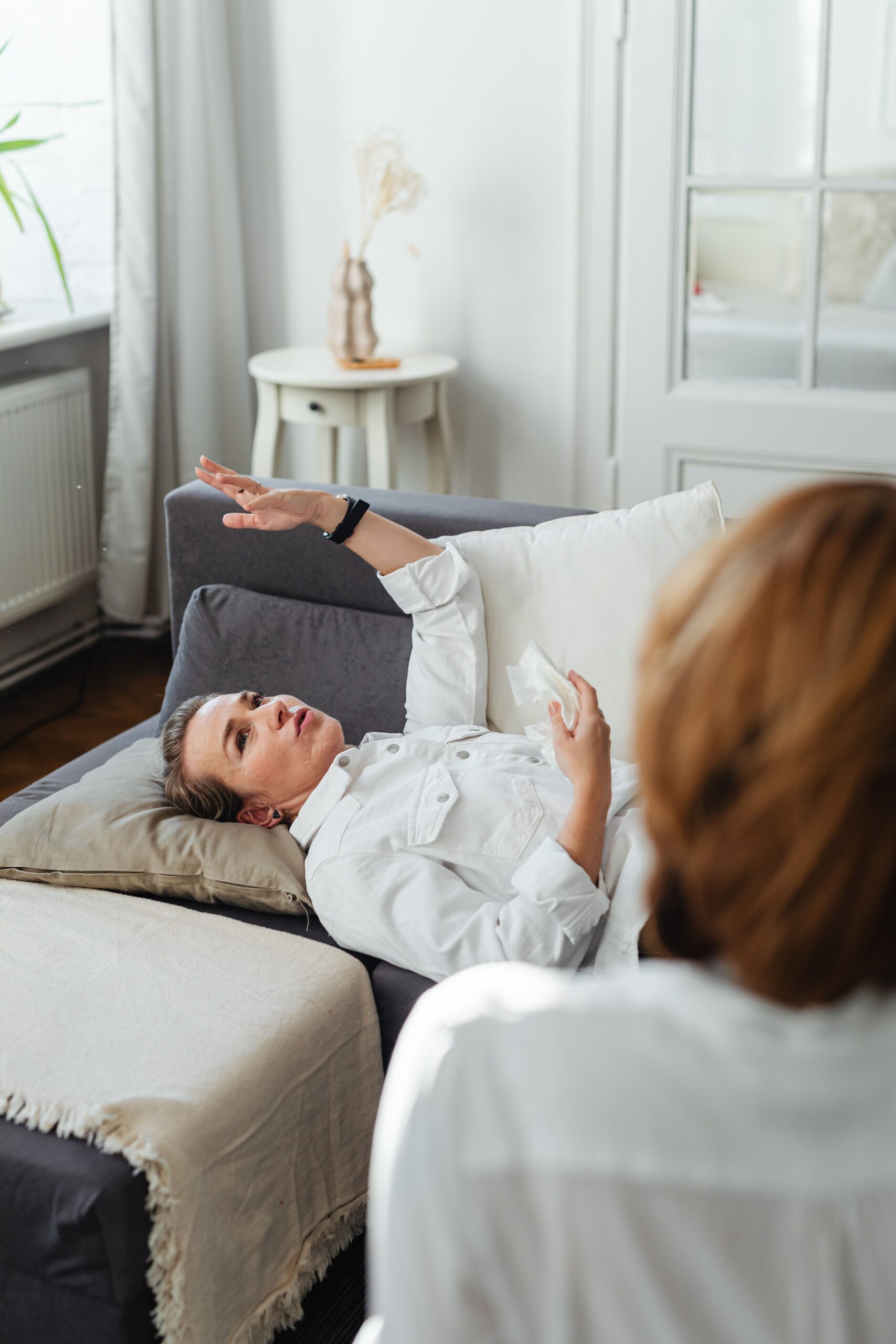 Cliente en relaxation lors d'une séance d'hypnose de bien-être