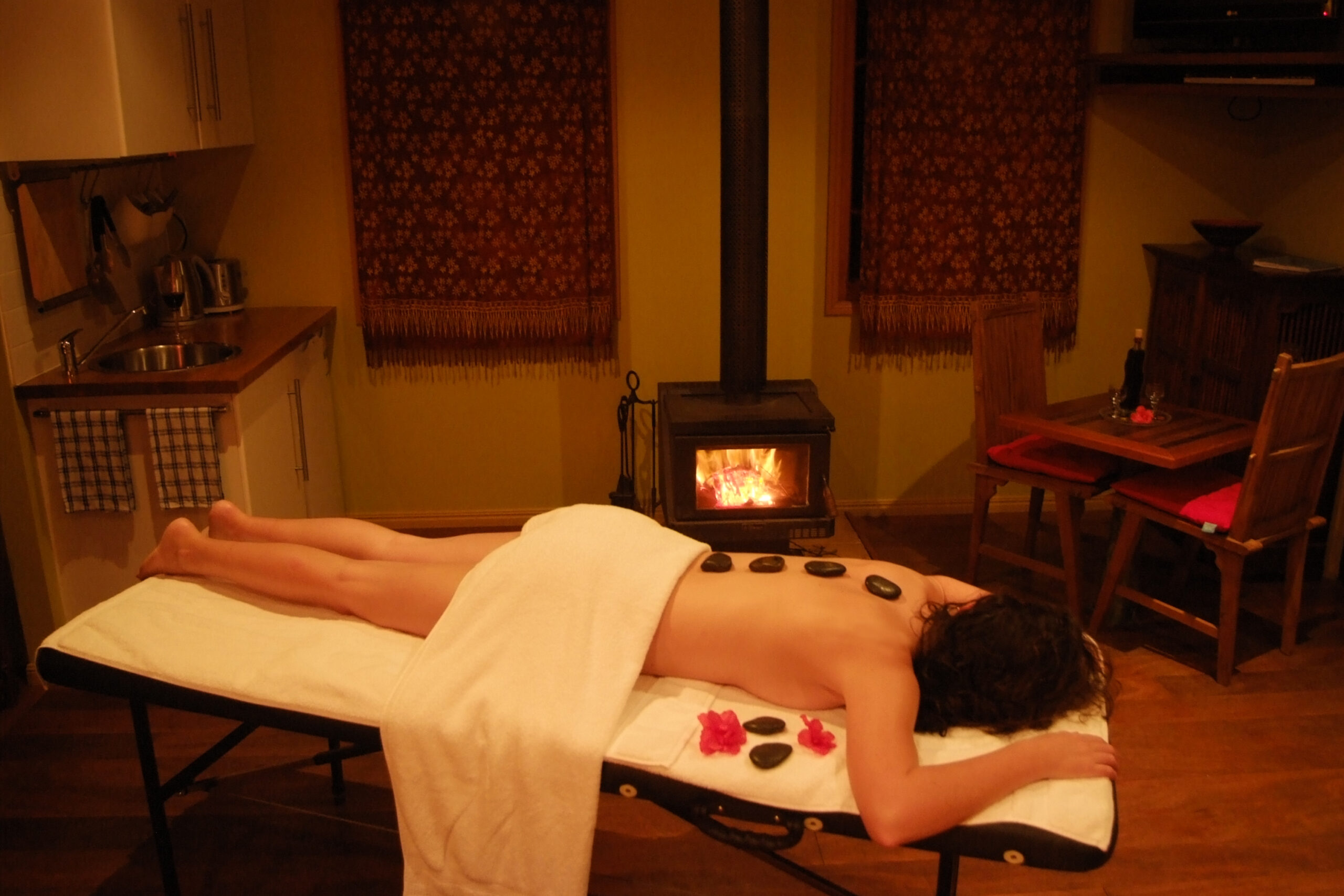 Massage aux pierres chaudes : métier, formation et cadre en France