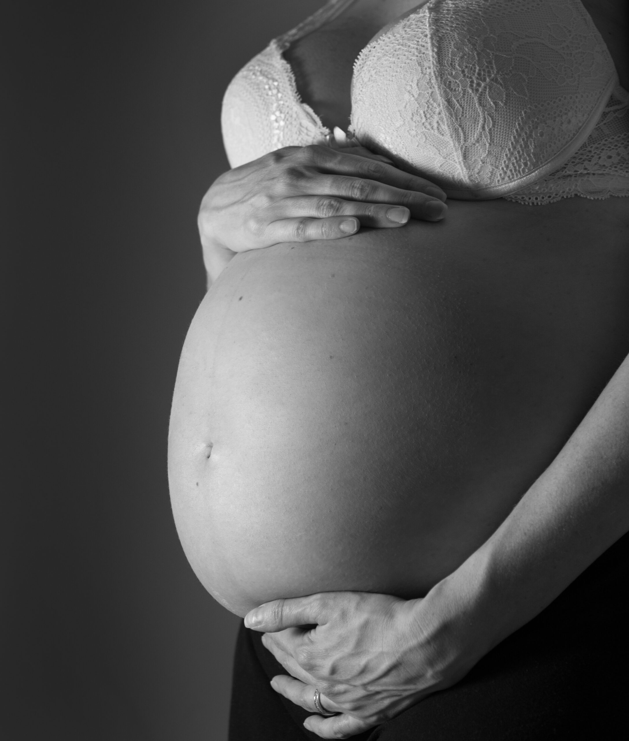 Femme enceinte au troisième trimestre, contexte du massage prénatal