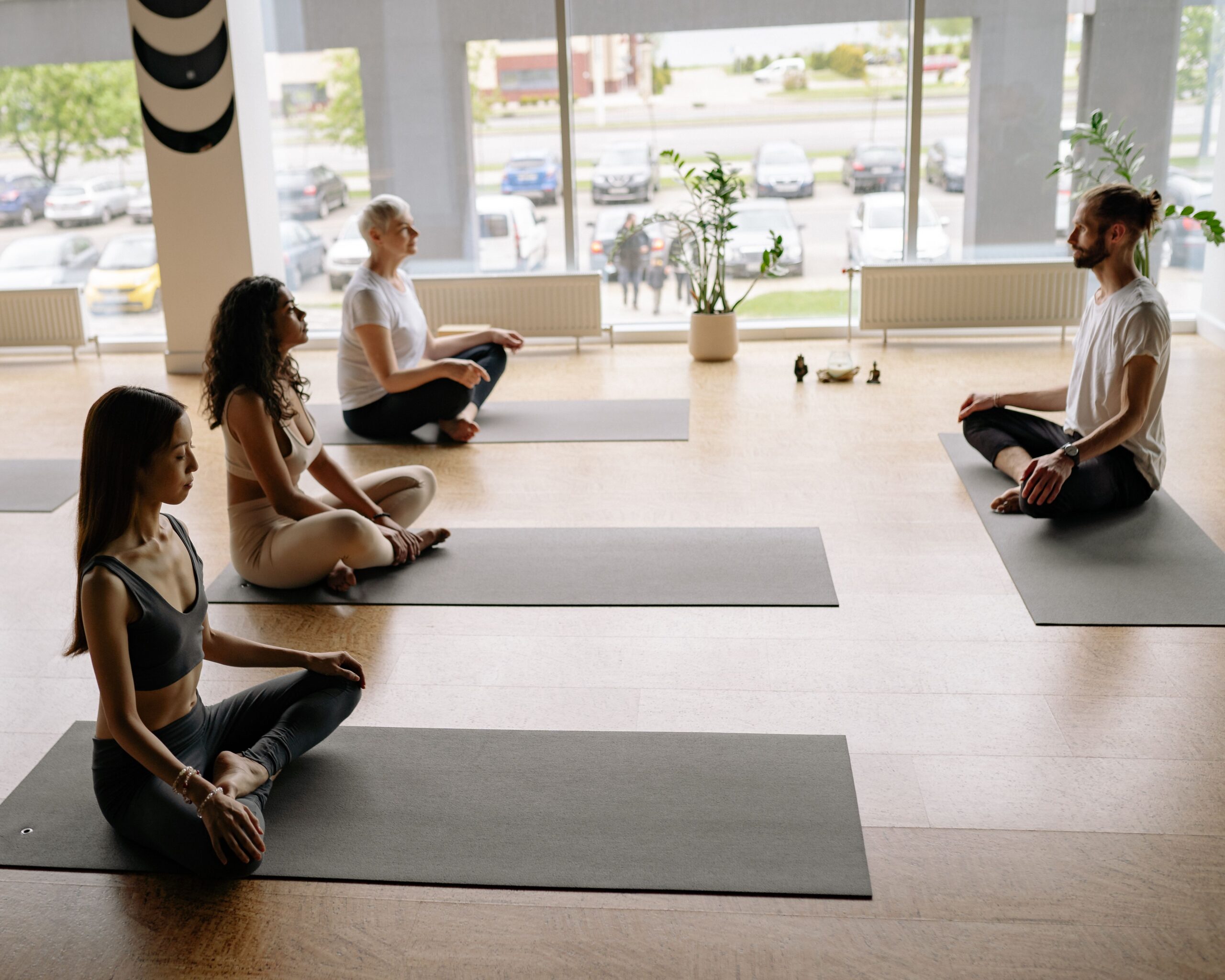 Groupe en séance de méditation de pleine conscience guidée par un instructeur