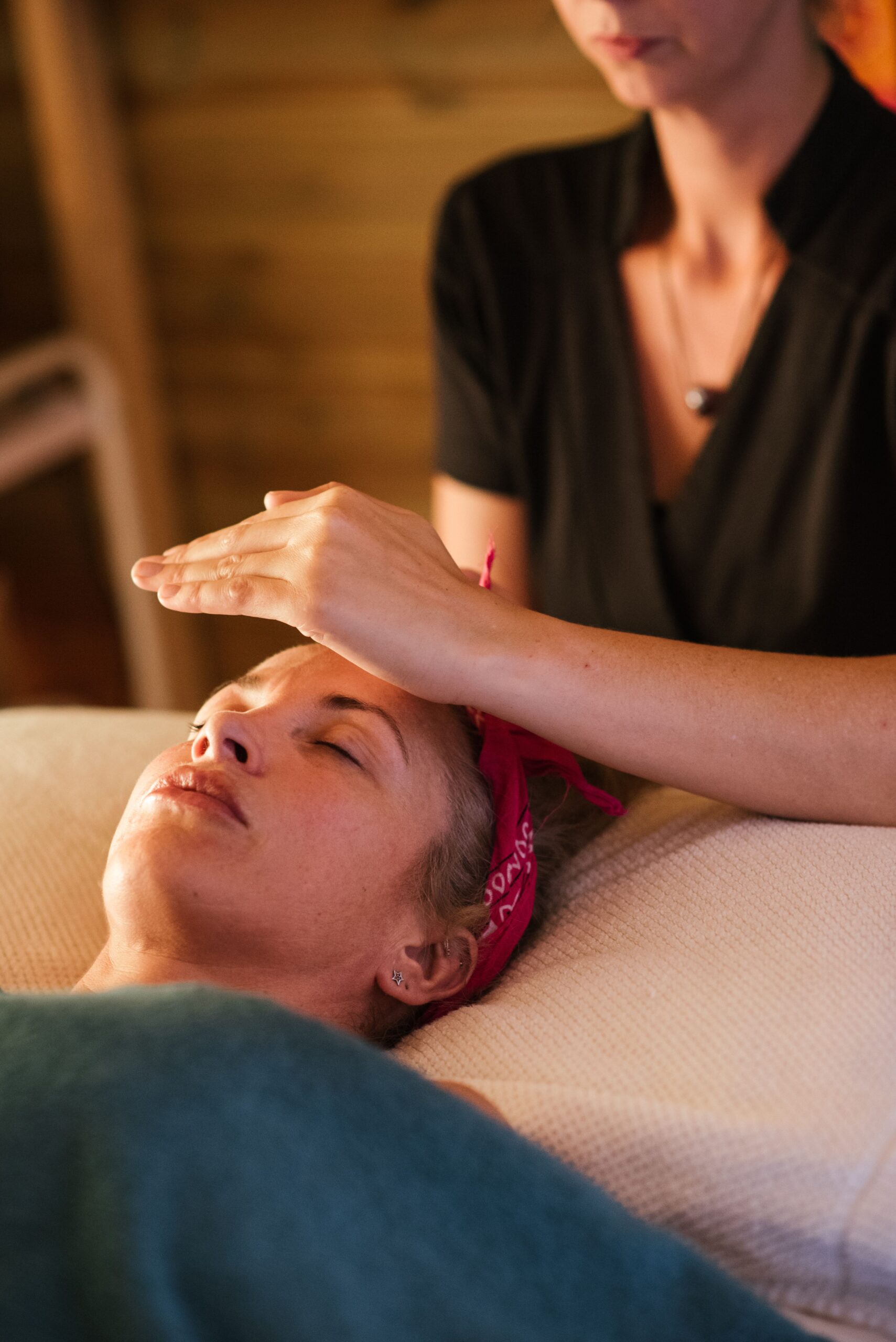 Praticien posant les mains lors d'une séance de reiki