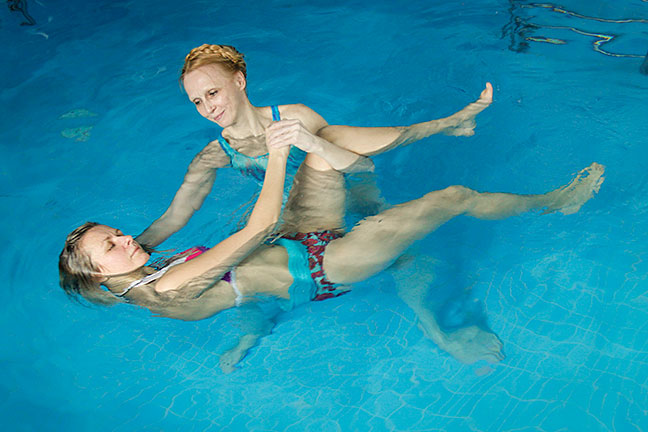 Watsu et massage aquatique : pratique, formation et cadre en France